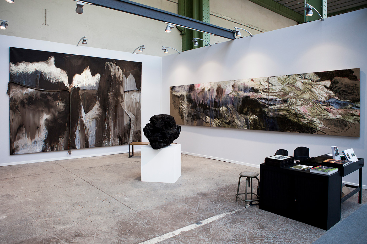 Vue du stand de la galerie Loo and Lou, à l'occasion de la foire Art Paris Art Fair © Loo and Lou Gallery