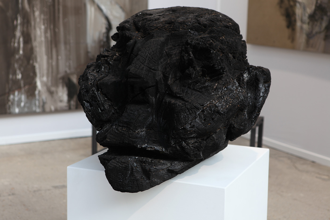 Tête Brumée, bois, cendre et acier, 180cm, 2014 © Loo and Lou Gallery