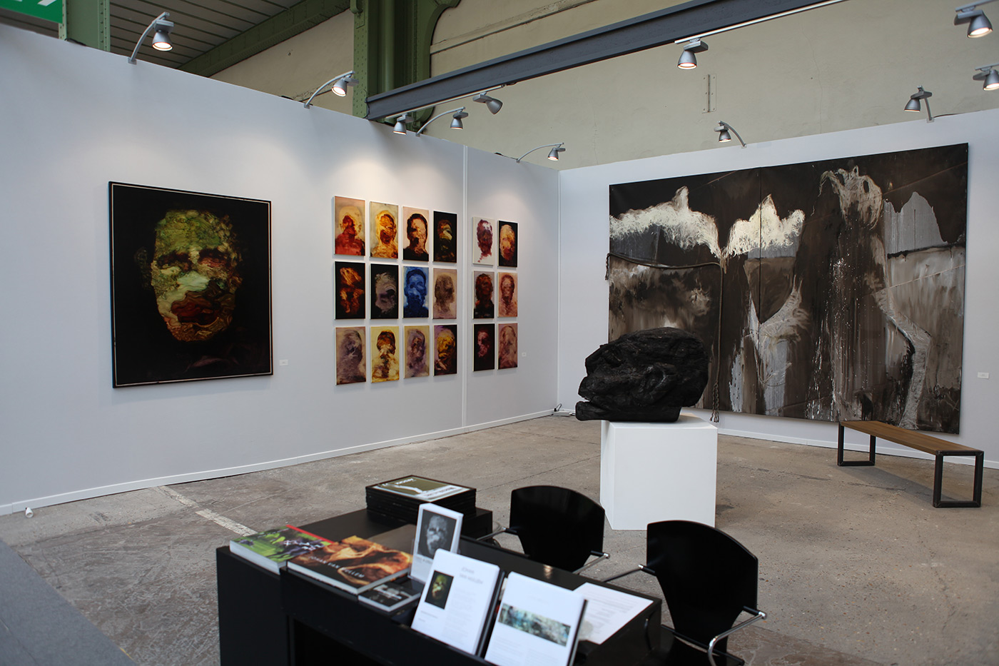 Vue du stand de la galerie Loo and Lou, à l'occasion de la foire Art Paris Art Fair © Loo and Lou Gallery