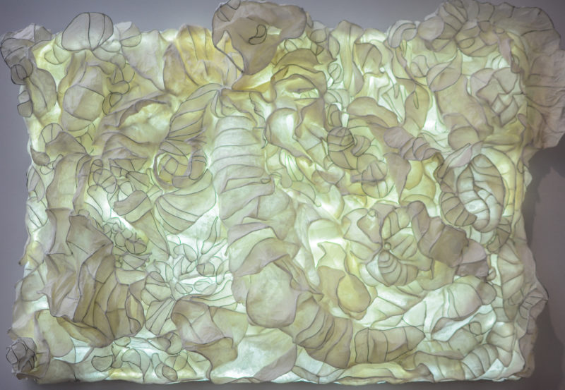 Flo Arnold, "Histoire de Vie", Installation, papier Wenzhou papier ciré, armature en laiton gainé, Led 200 x 290 cm, 2019 © Loo & Lou Gallery