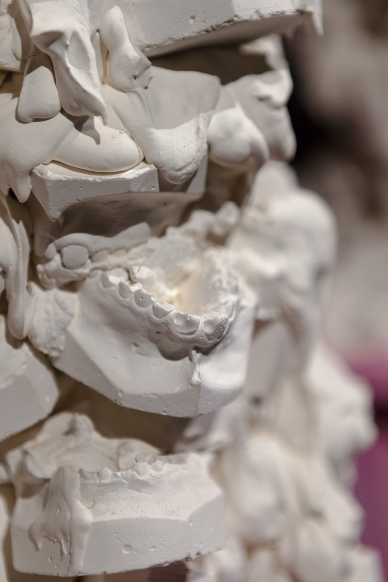 Florian Mermin, Bouches d’égouts (détail), 2013 plâtre, socles en bois dimensions variables