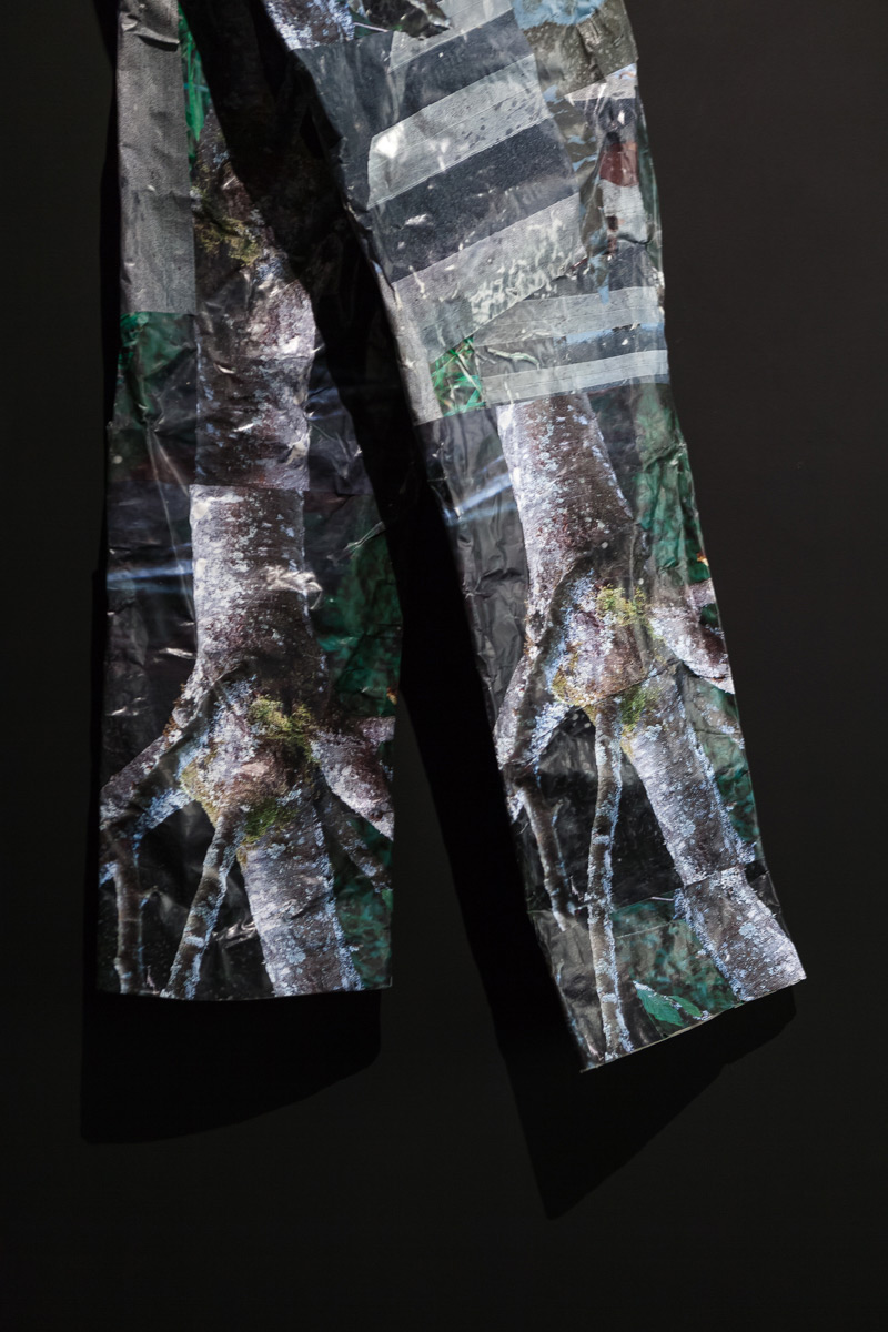 Julia Pitaud, Paris-Alençon (détail), 2016 vêtement de seconde main, photographies, structure 198 x 125 x 10 cm