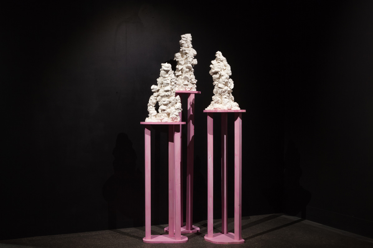 Florian Mermin, Bouches d’égouts 2013 plâtre, socles en bois dimensions variables