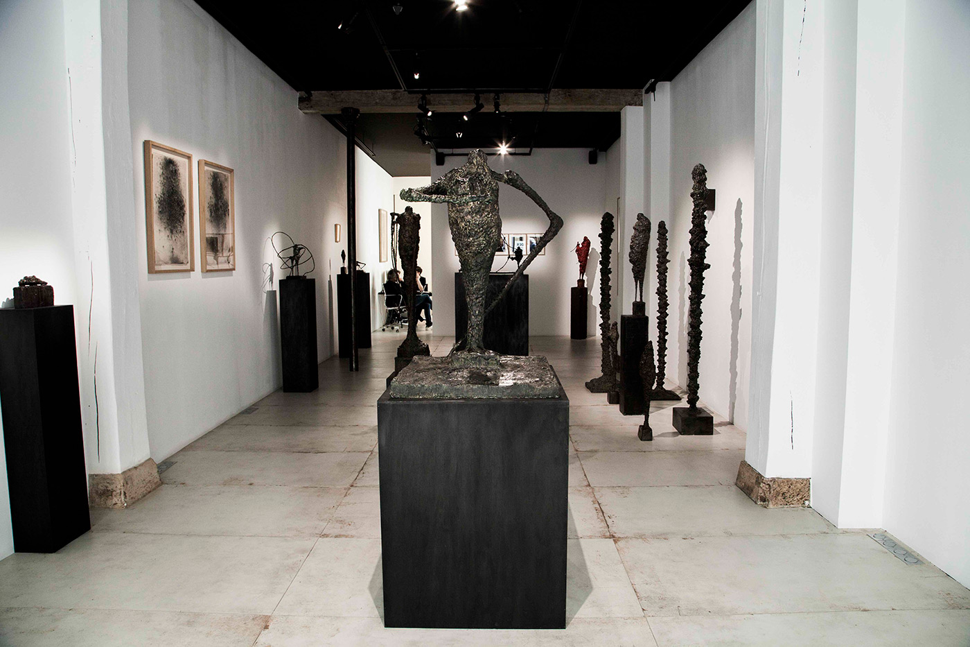 Vue de l'exposition Incarnations, dessins et sculptures © Loo & Lou Gallery