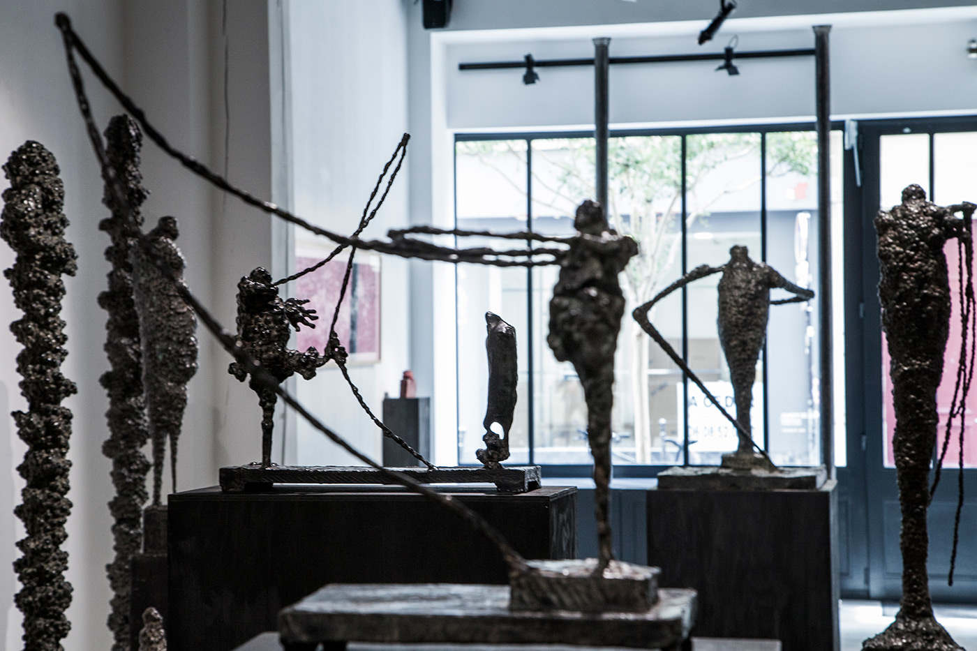 Vue de l'exposition Incarnations, dessins et sculptures © Loo & Lou Gallery