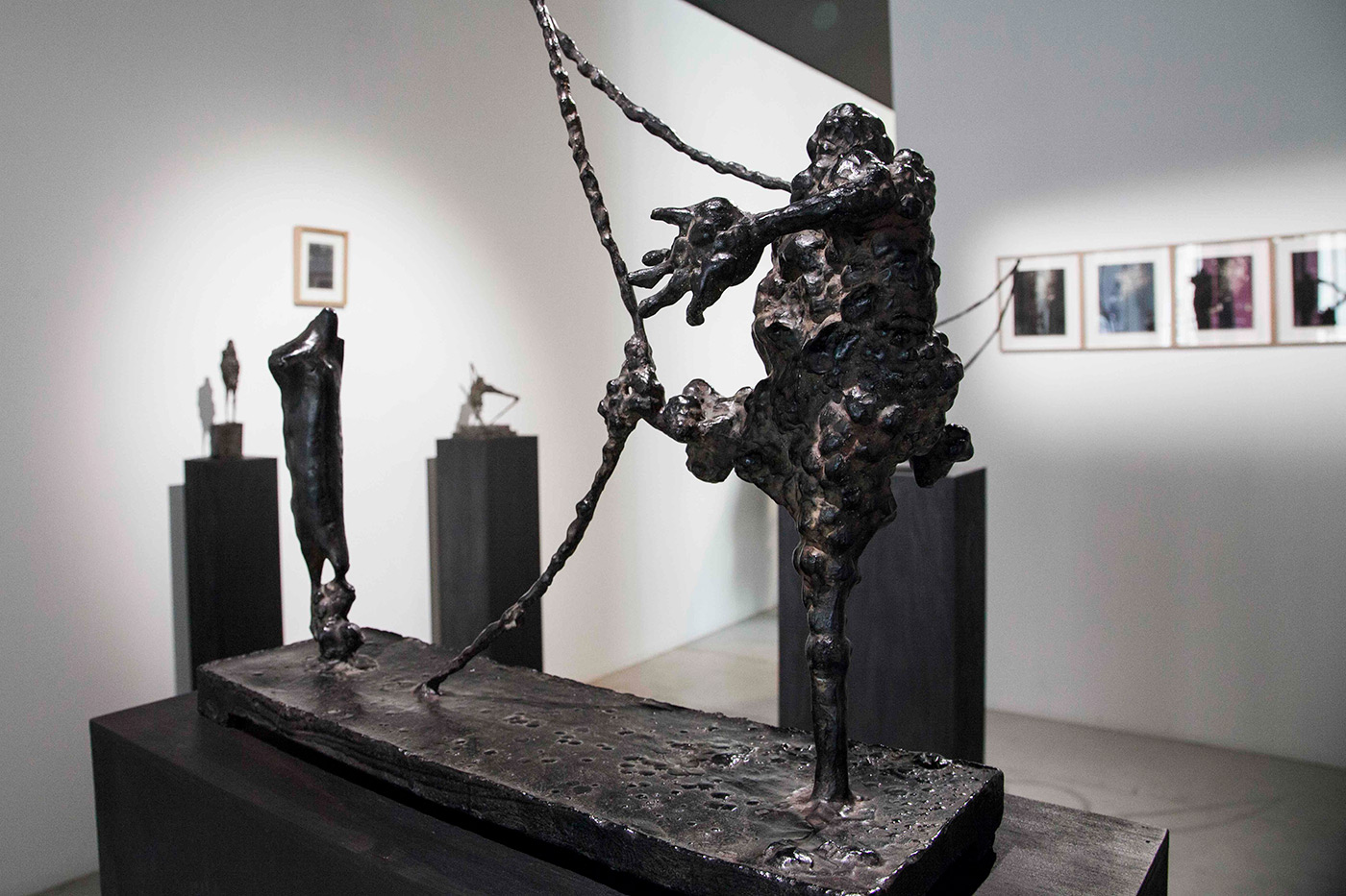 Vue de l'exposition Incarnations, dessins et sculptures © Loo & Lou Gallery