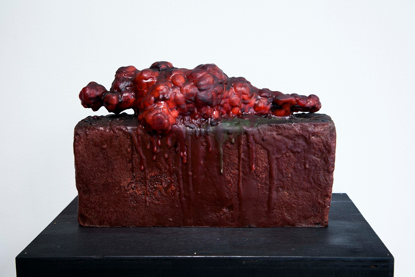 Petit Gisant III, cire originale, 17x24x5cm, 2014, présenté lors d'Incarnation © Loo & Lou Gallery