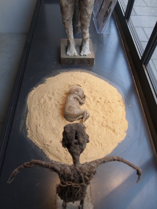 Vue d'exposition You And I Are Earth, Olivier de Sagazan