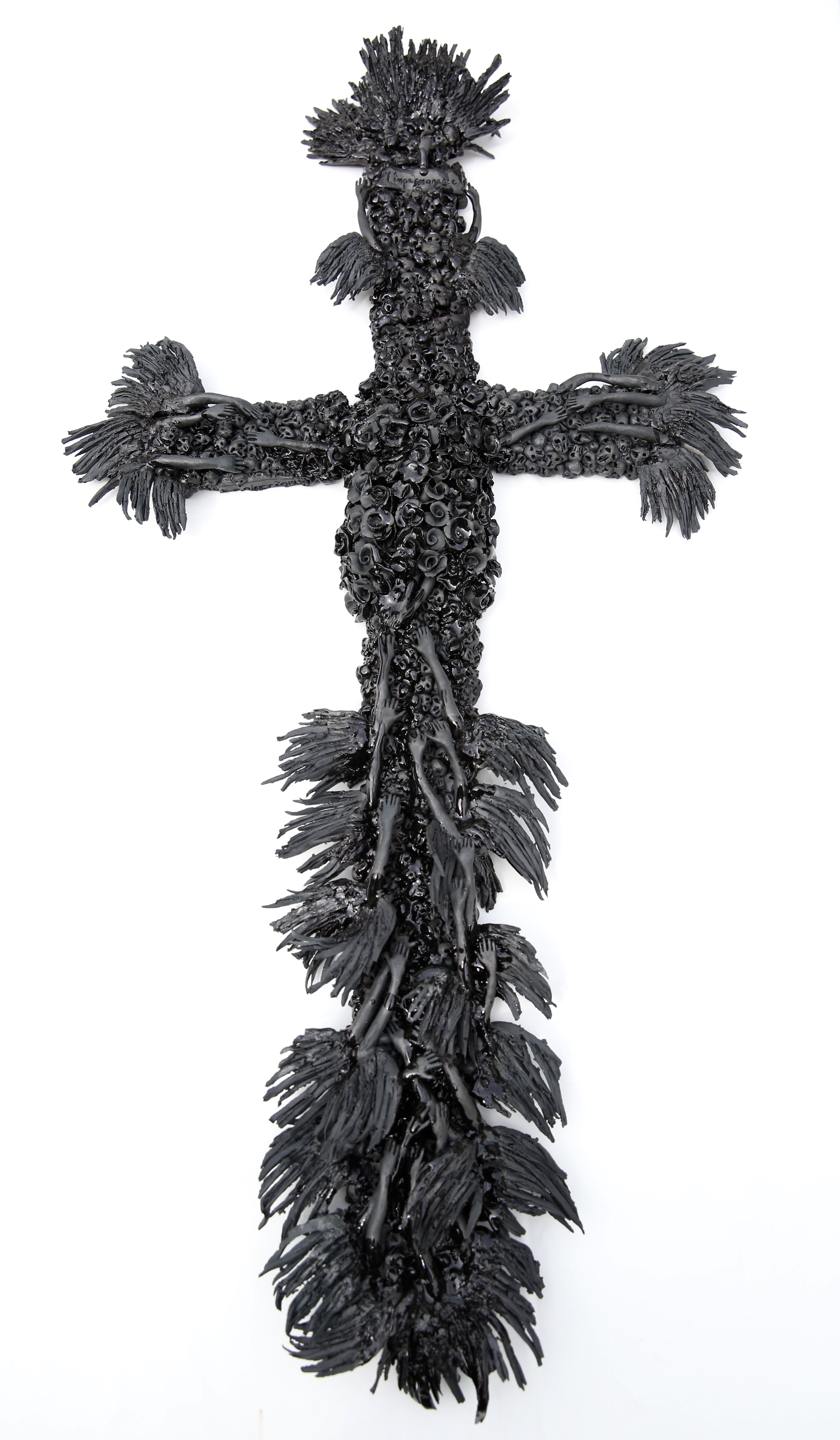 L'impermanence 2, 2019, porcelaine, 110 x 60 cm © Maculée Conception (détail),  2020, porcelaine, feuille d’or, cuivre, plâtre, 125 x 44 x 34 cm © Emilie Mathé Nicolas