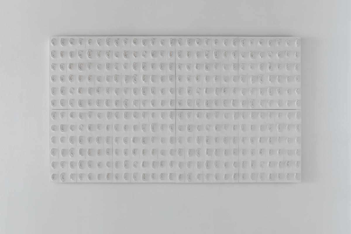 OuÏe (2014) Plâtre marbre, 65 x 55 x 10 cm © Loo & Lou Gallery