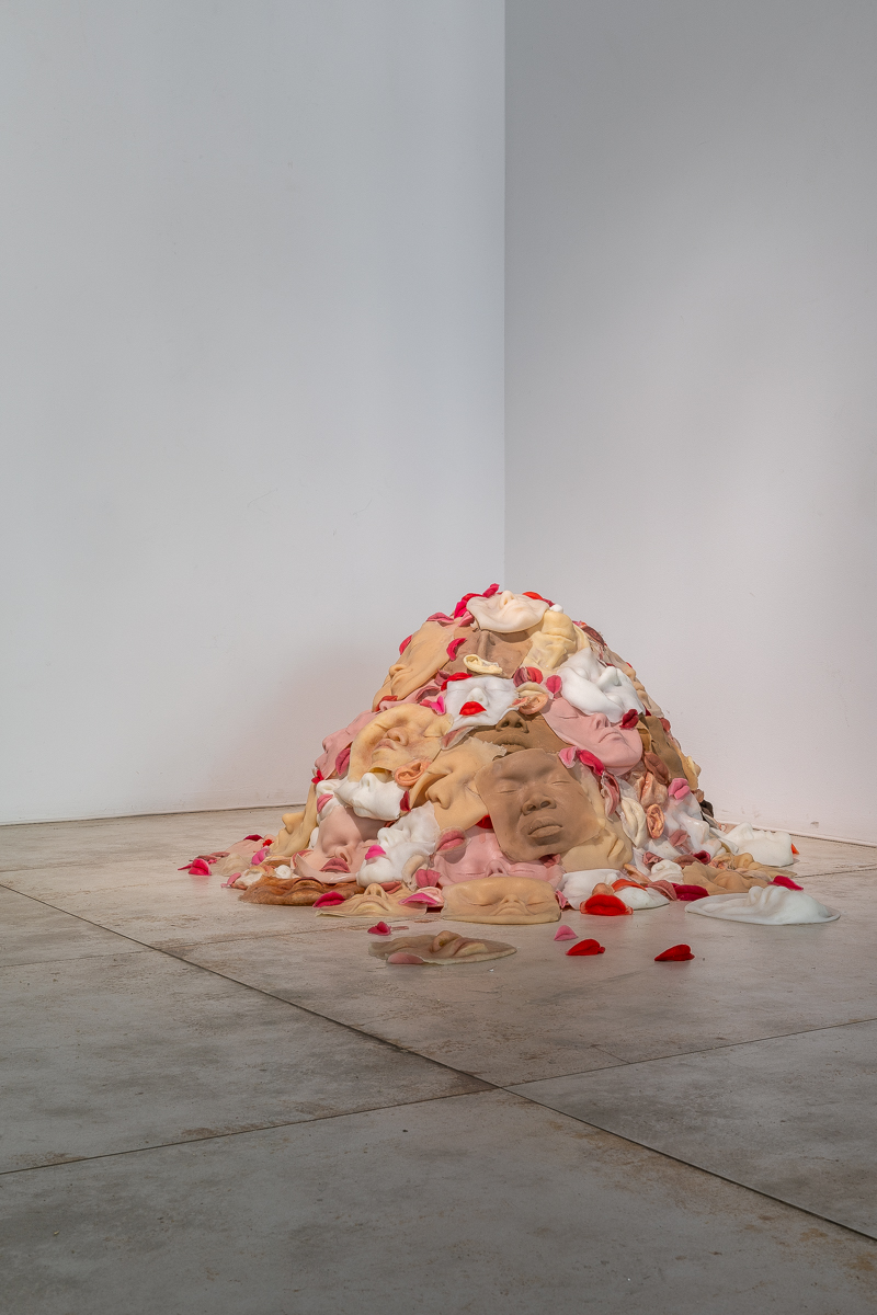 Trash (2019) Silicone, 90 x 60 x 40 cm © Loo & Lou Gallery