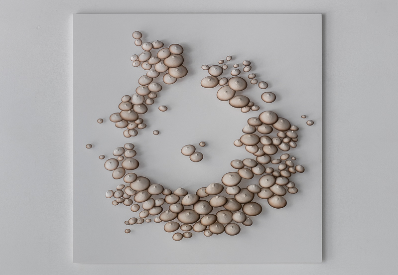 Breastland II marron (2020) Plâtre marbre, métal, Corian, 93 x 93 x 5 cm © Loo & Lou Gallery