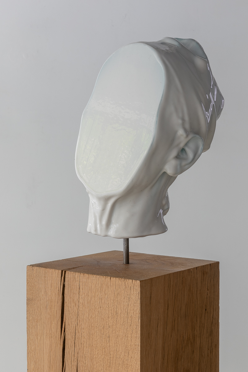 Identity (2019) Silicone, matériaux de synthèse, bois, métal, 50 x 23 x 20 cm © Loo & Lou Gallery