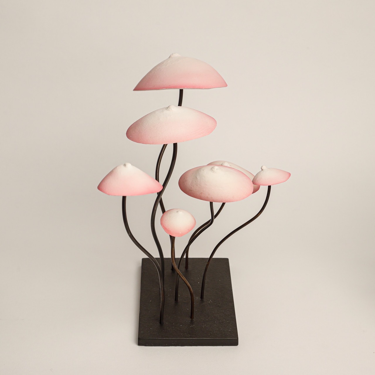 Breast pépinière rose, 2020, Marble plaster, metal, slate, 20 x 10 x 16 cm © Elisabeth Daynès