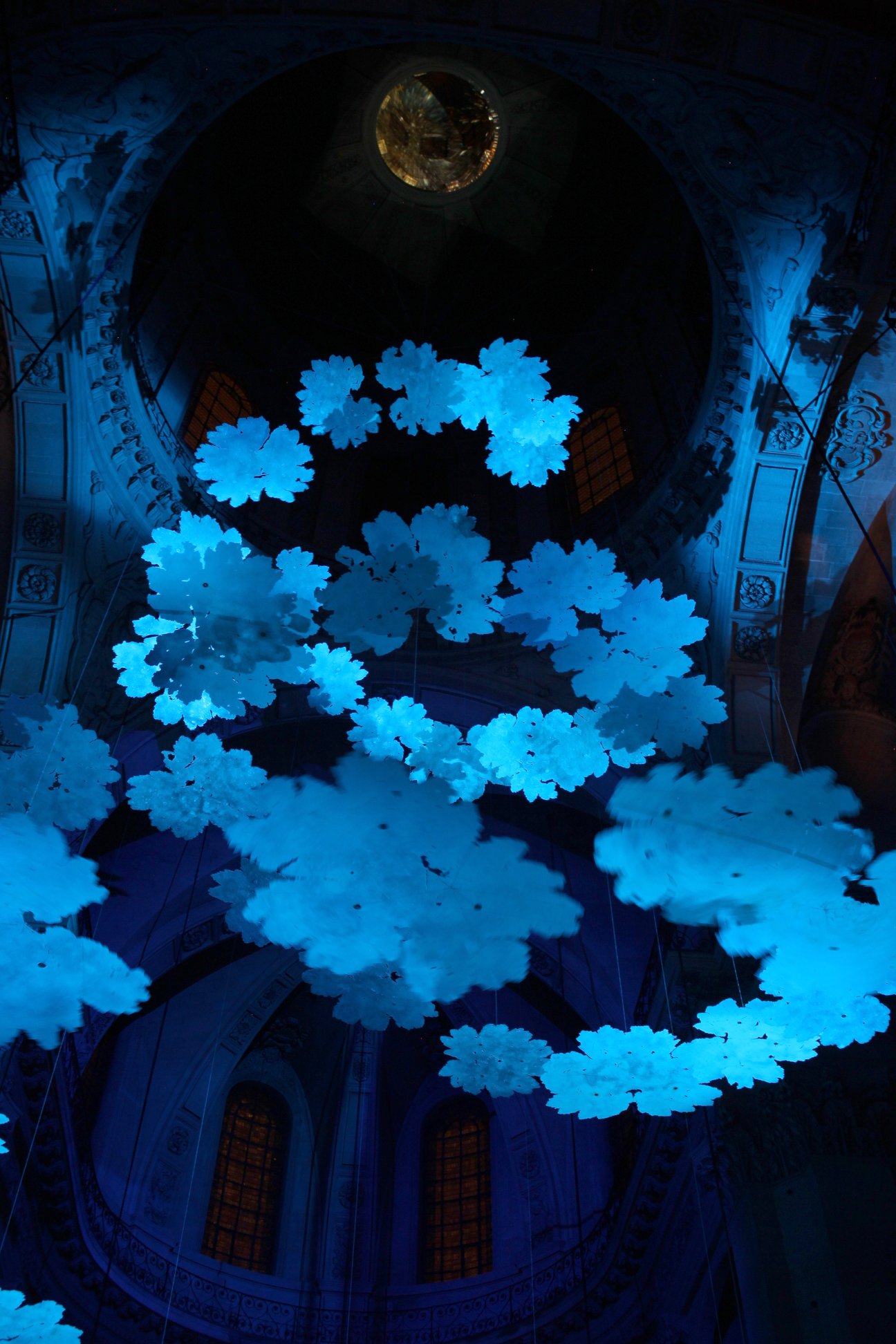 Vue de l'installation "Un Degré Plus Haut," Feuille végétale (gunnera manicata), résine, Nuit Blanche 2013, Fondation Loo & Lou, Église Saint-Paul-Saint-Louis, Paris, France / Image : Jean-Claude Wouters