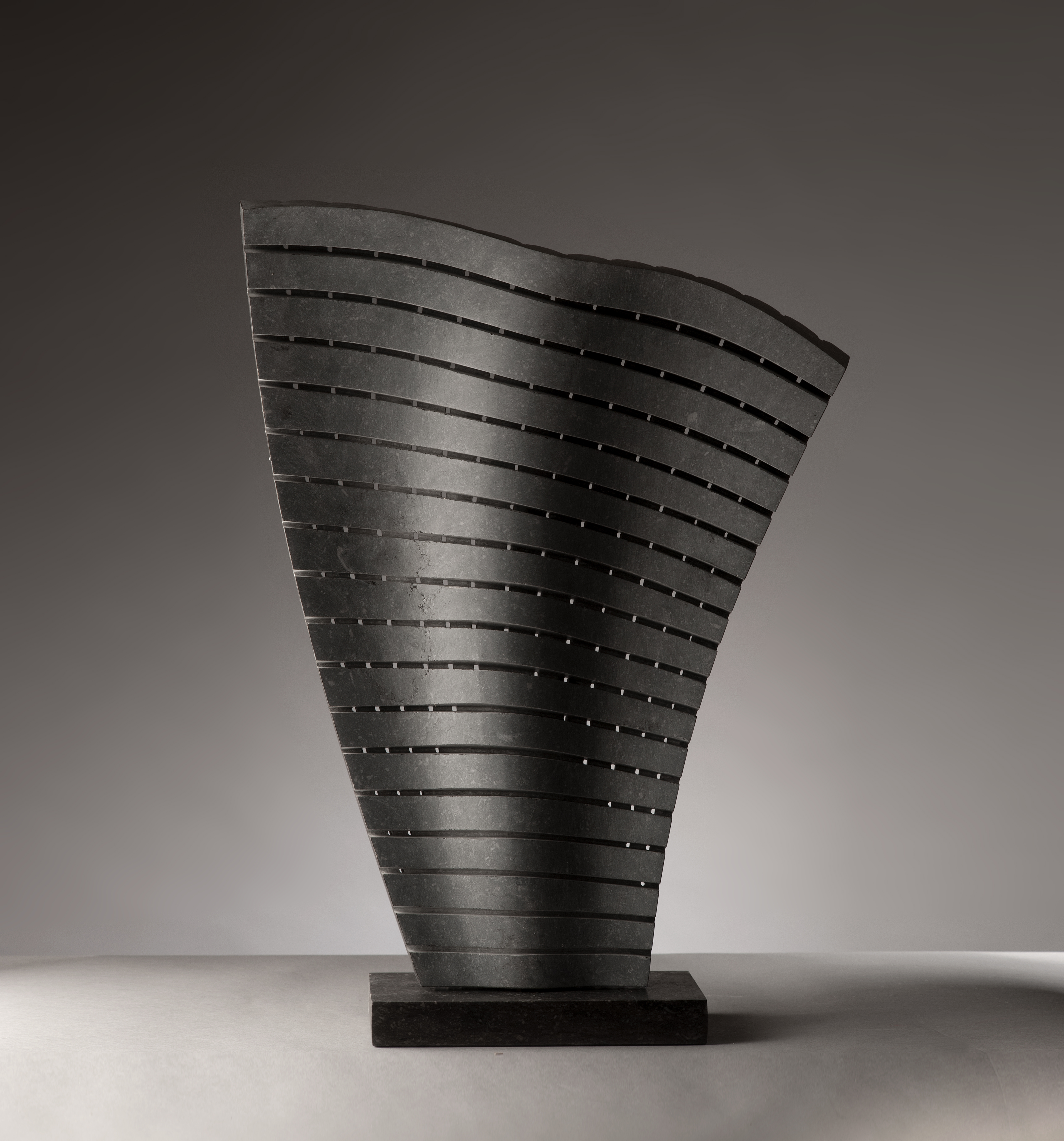 Strong Human Wasp, 2020, Pierre bleue belge, 59 x 43 x 14 cm / Image : Alberto Ricci © Benoît Luyckx