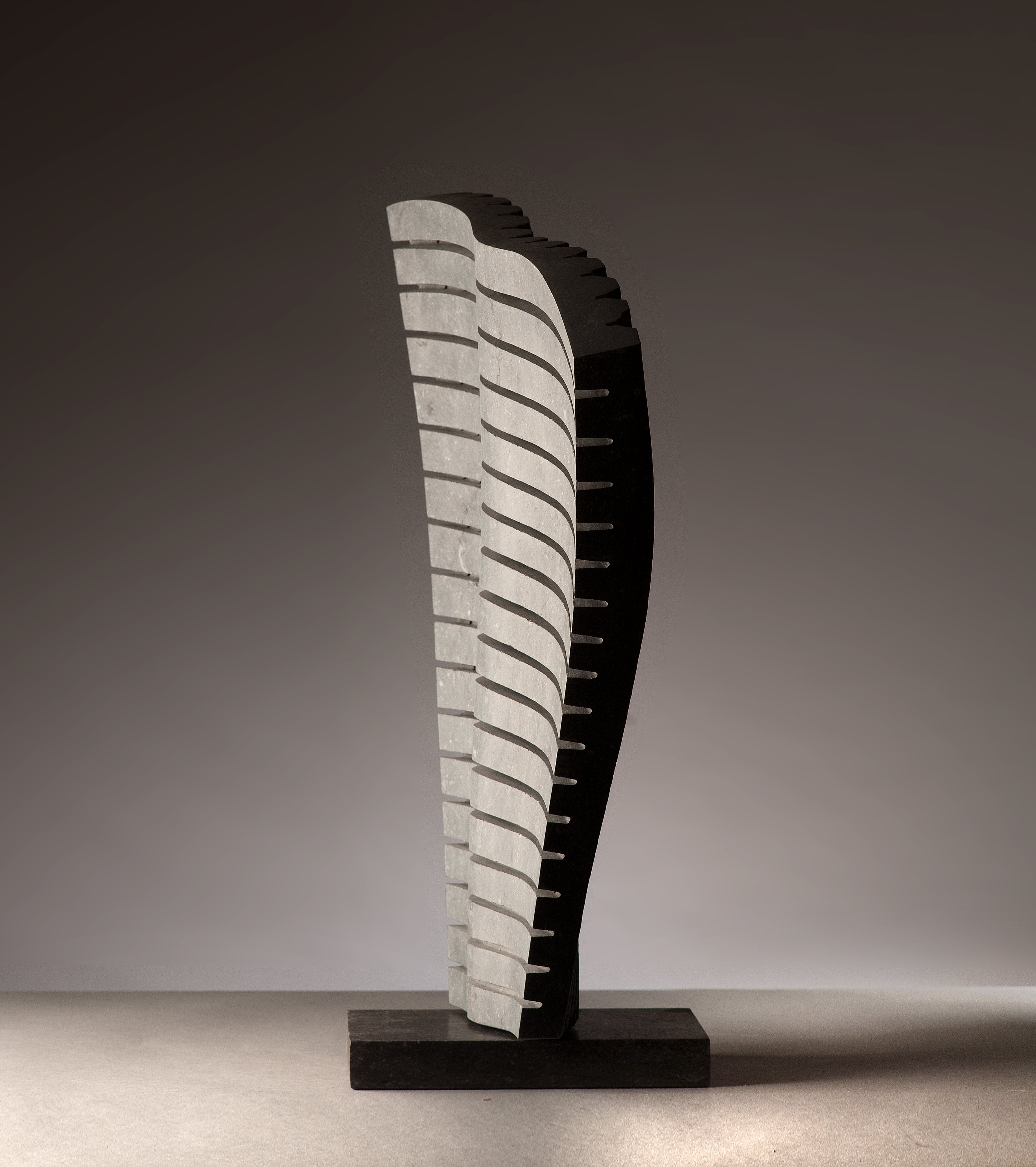 Strong Human Wasp, 2020, Pierre bleue belge, 59 x 43 x 14 cm / Image : Alberto Ricci © Benoît Luyckx