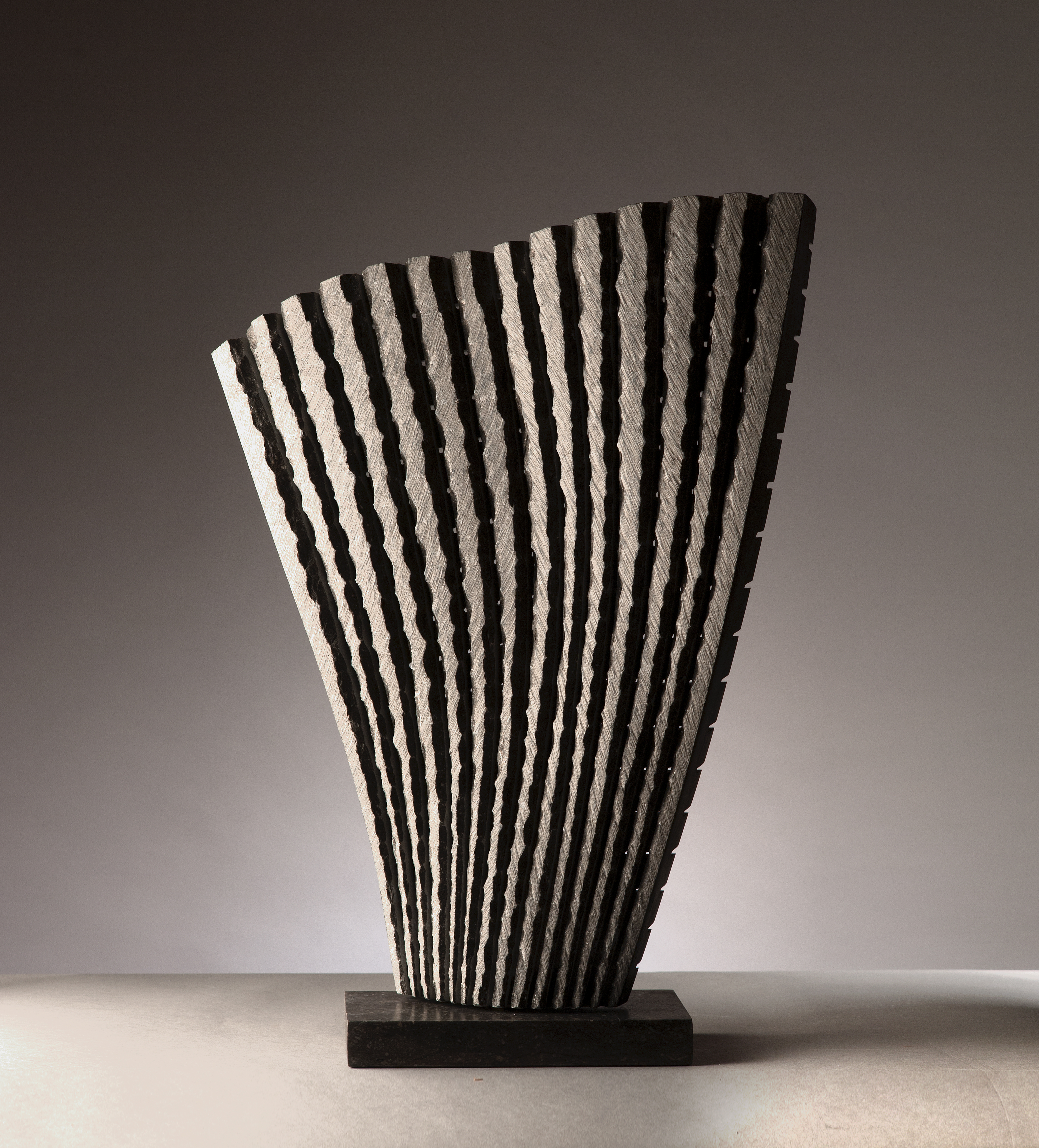 Strong Human Wasp, 2020, Pierre bleue belge, 59 x 43 x 14 cm / Image : Alberto Ricci © Benoît Luyckx