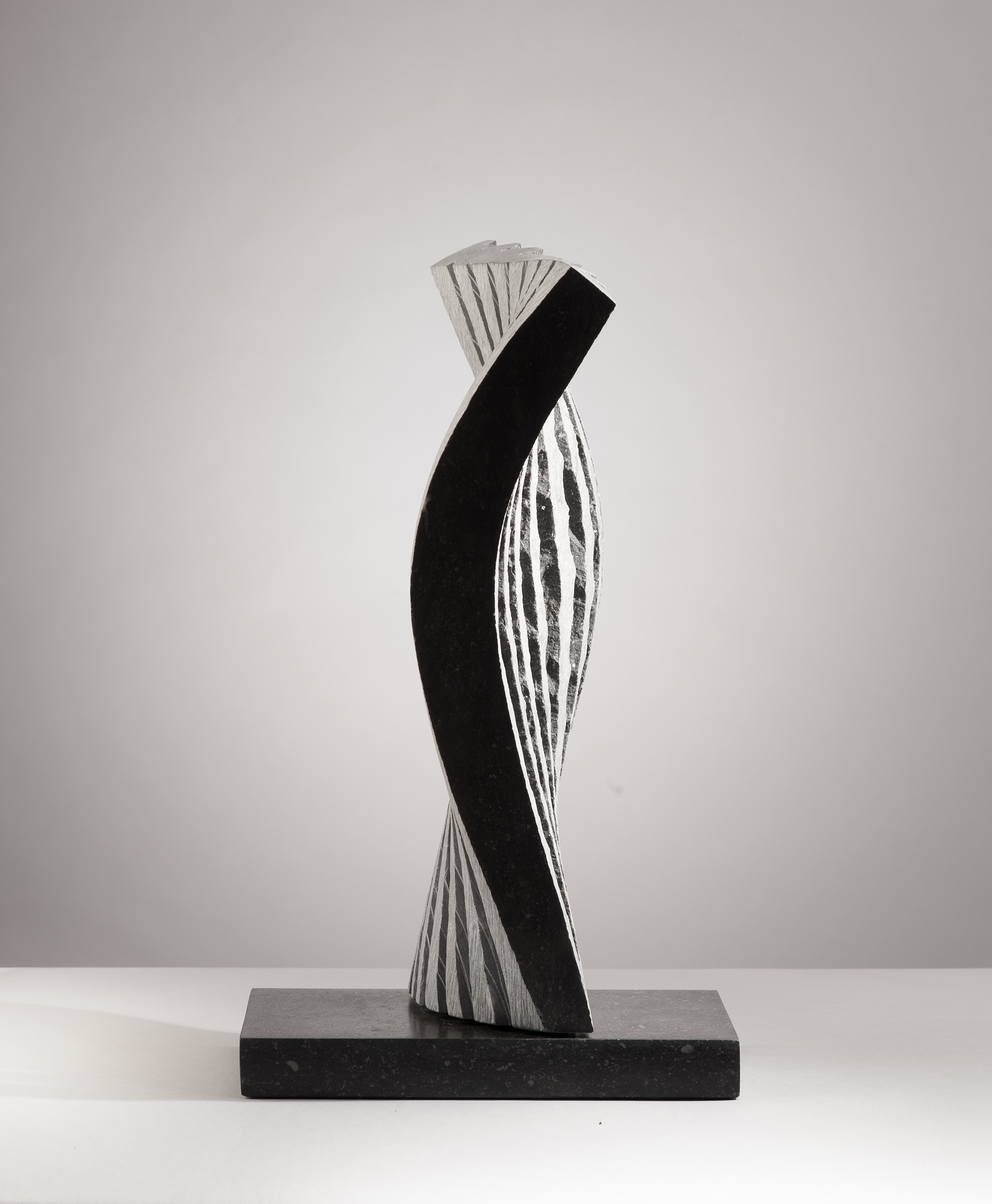 Slice Fruit, 2020, Pierre bleue belge, 43 x 25 x 16,5 cm / Image : Alberto Ricci © Benoît Luyckx