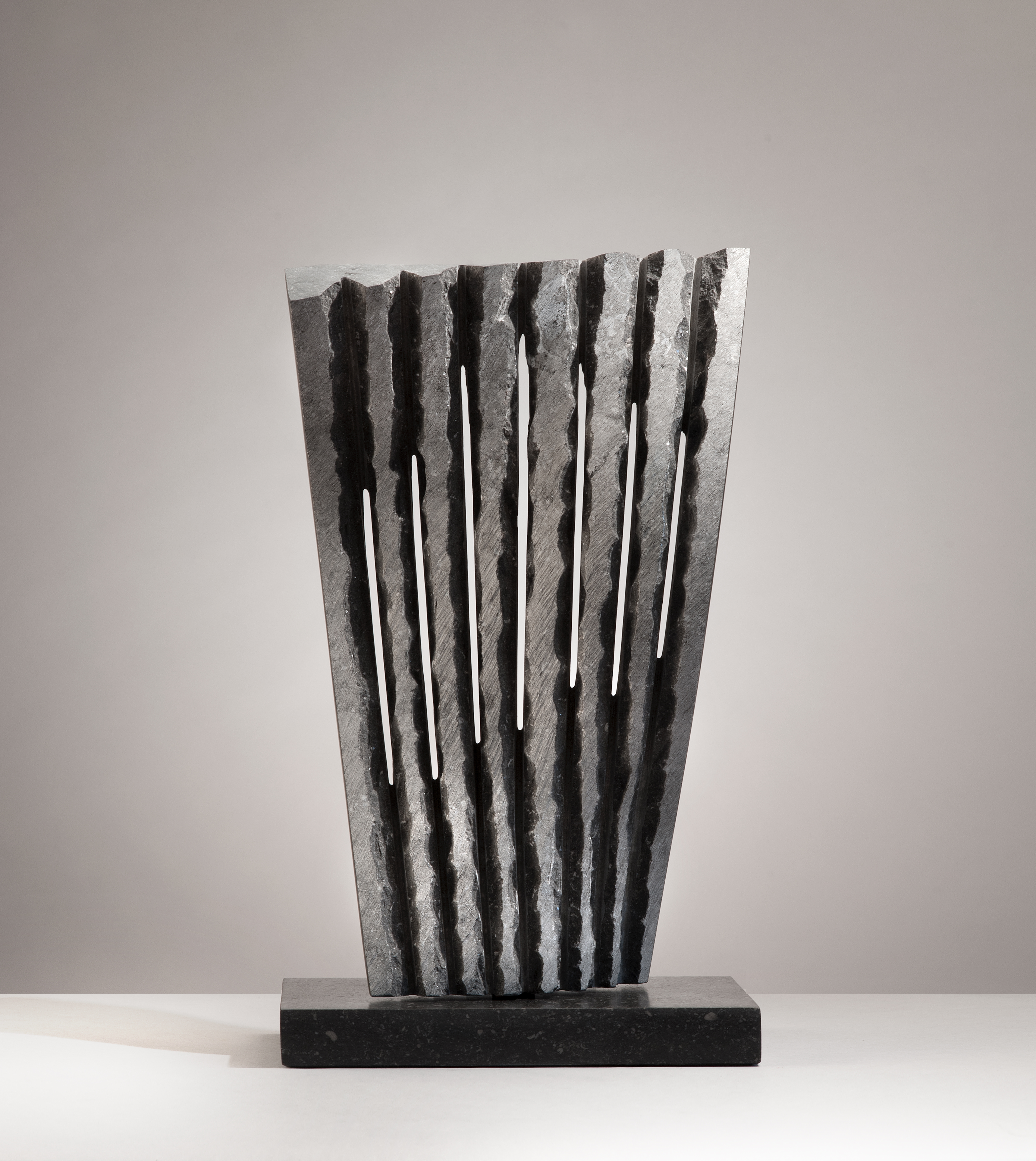 Slice Fruit, 2020, Pierre bleue belge, 43 x 25 x 16,5 cm / Image : Alberto Ricci © Benoît Luyckx