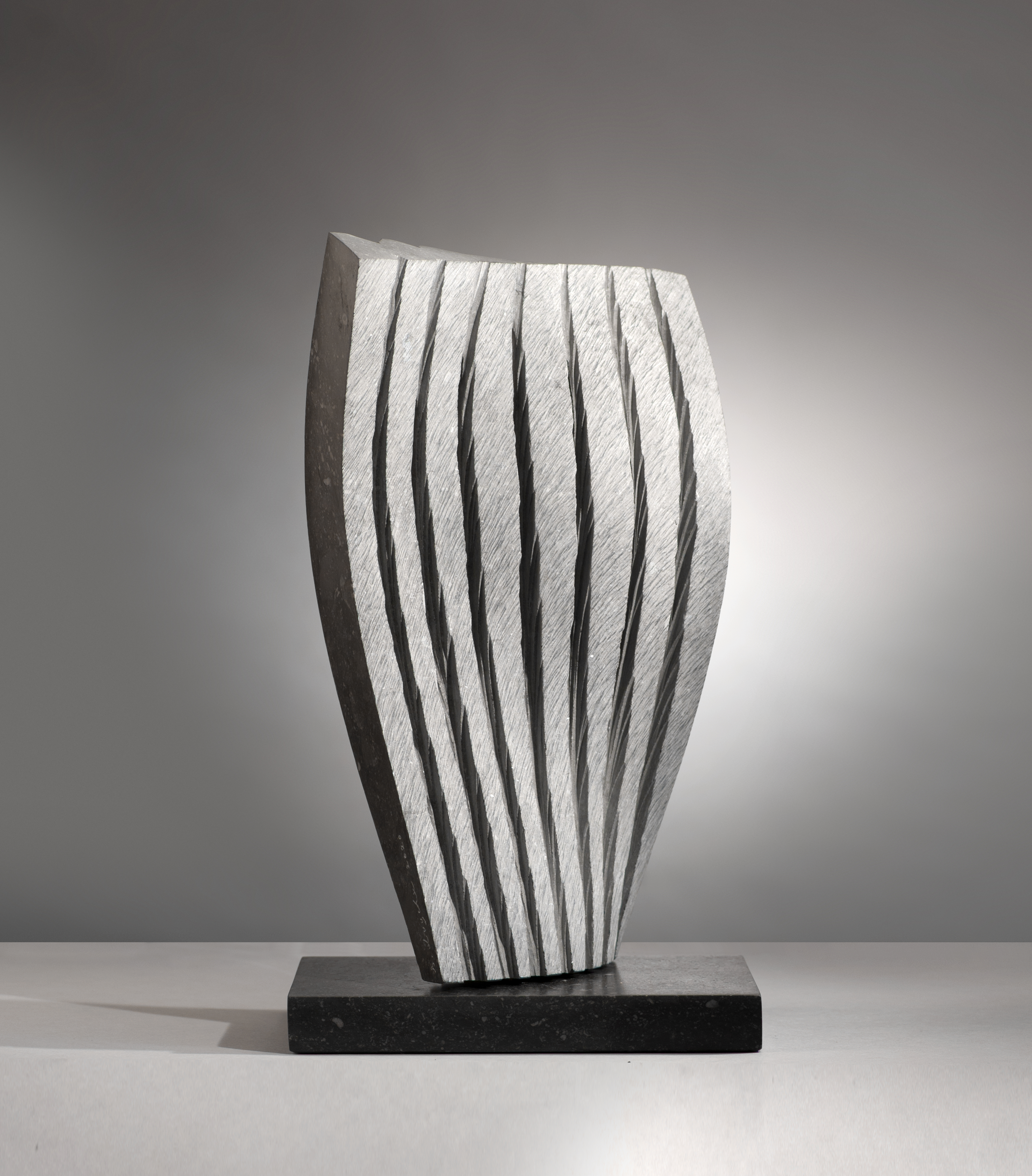 Slice Fruit, 2020, Pierre bleue belge, 43 x 25 x 16,5 cm / Image : Alberto Ricci © Benoît Luyckx