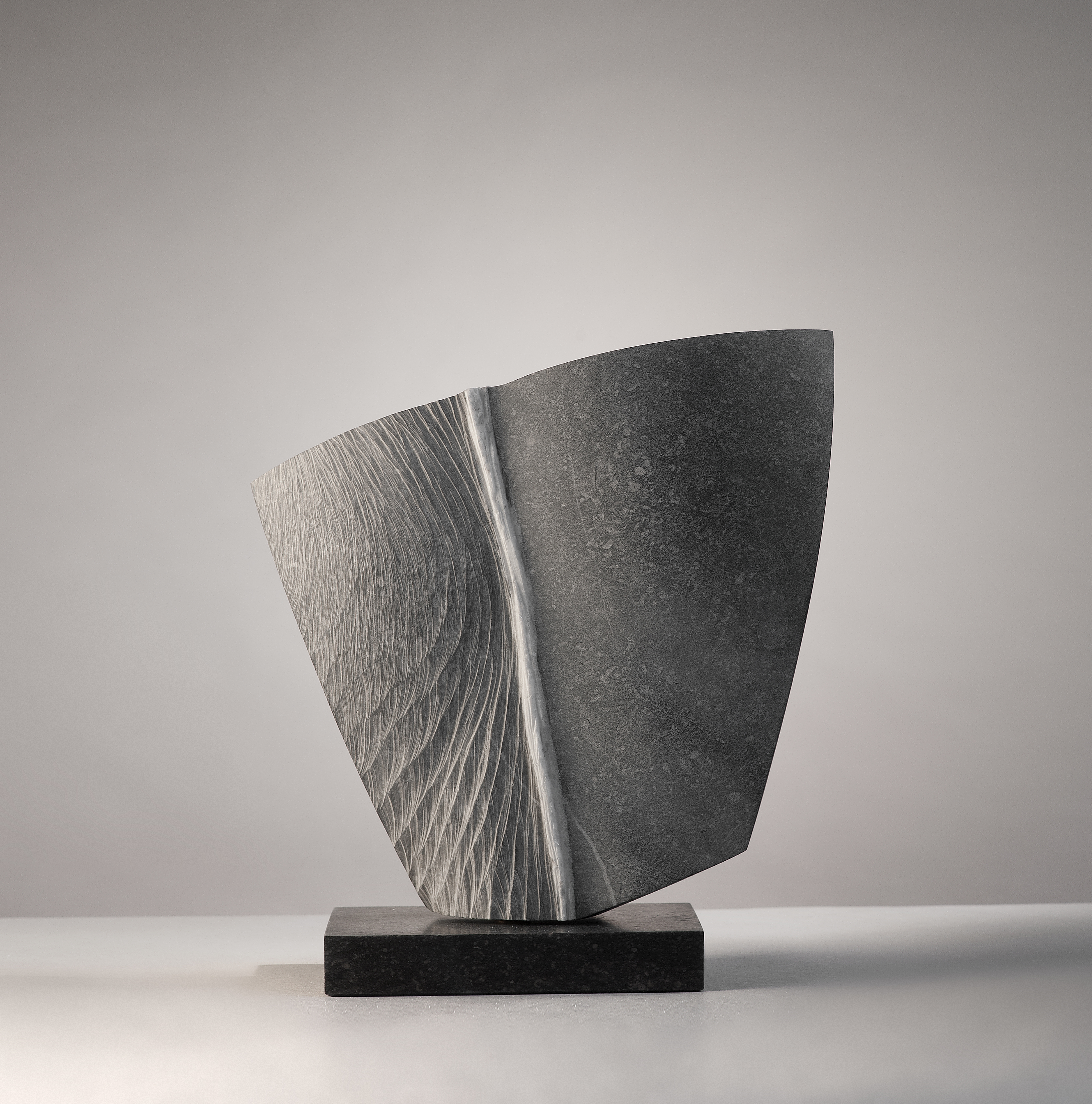 White Way, 2020 Pierre bleue belge, 32 x 30 x 13,5 cm / Image : Alberto Ricci © Benoît Luyckx