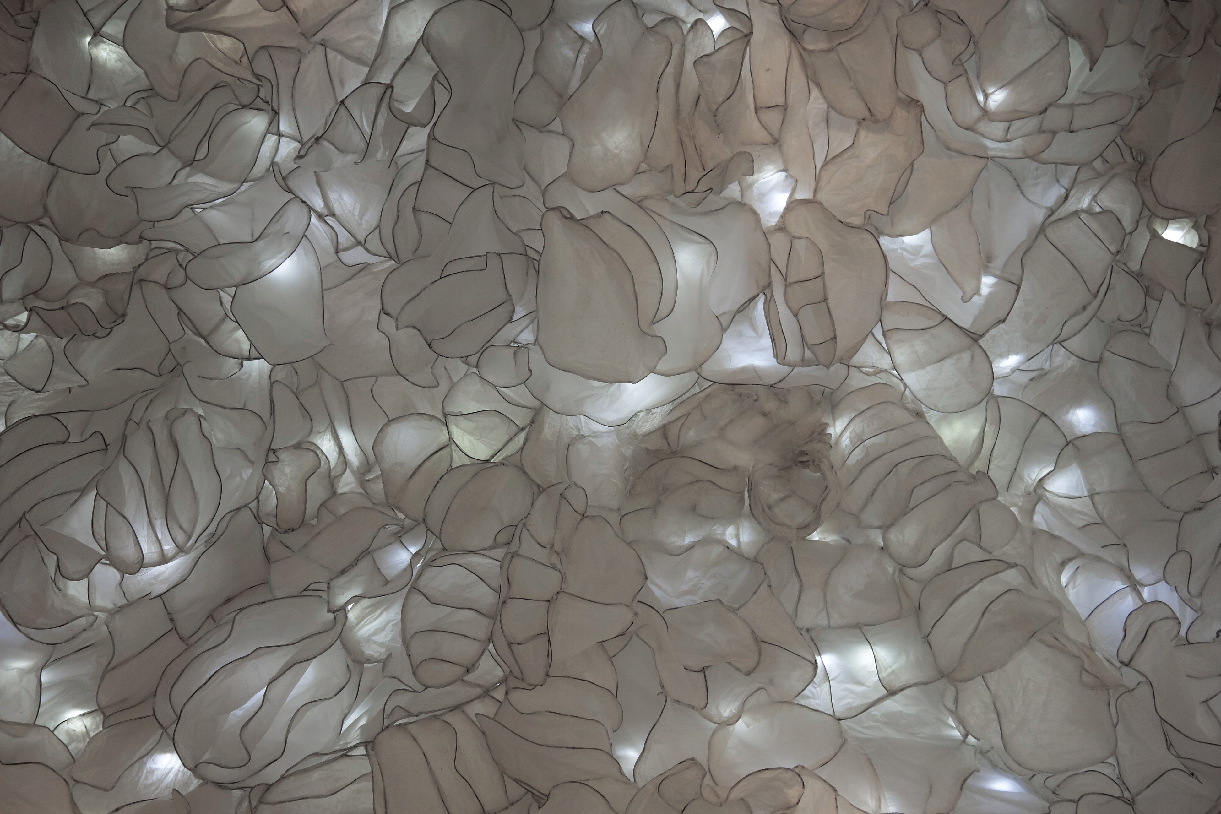 Flo Arnold,Installation, papier hydrofuge sur laiton gainé, led, 600 x 340 cm, 2018 © Flo Arnold