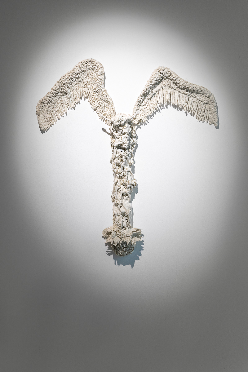 Envole-moi, 2019, porcelaine émaillée, 130 x 90 cm © Maculée Conception (détail),  2020, porcelaine, feuille d’or, cuivre, plâtre, 125 x 44 x 34 cm © Emilie Mathé Nicolas