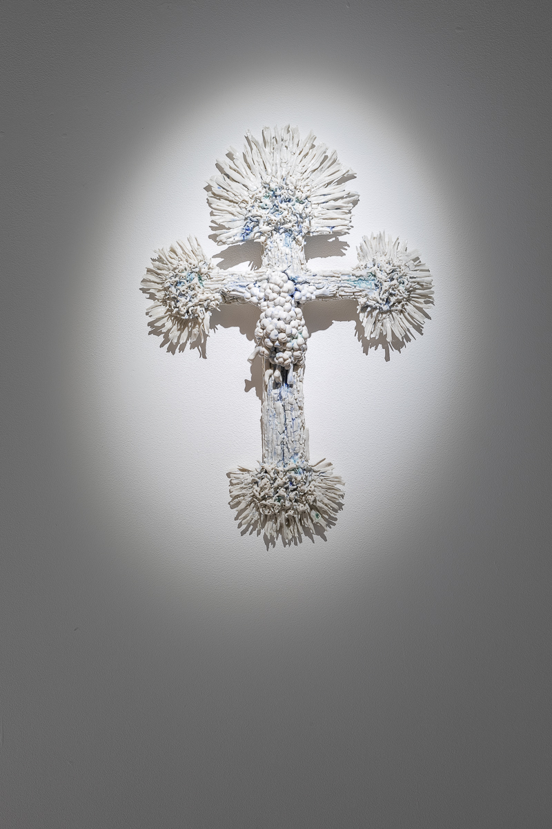 Eros (2020) Porcelaine émaillée, verre de Murano, 60 x 45 cm © Emilie Mathé Nicolas