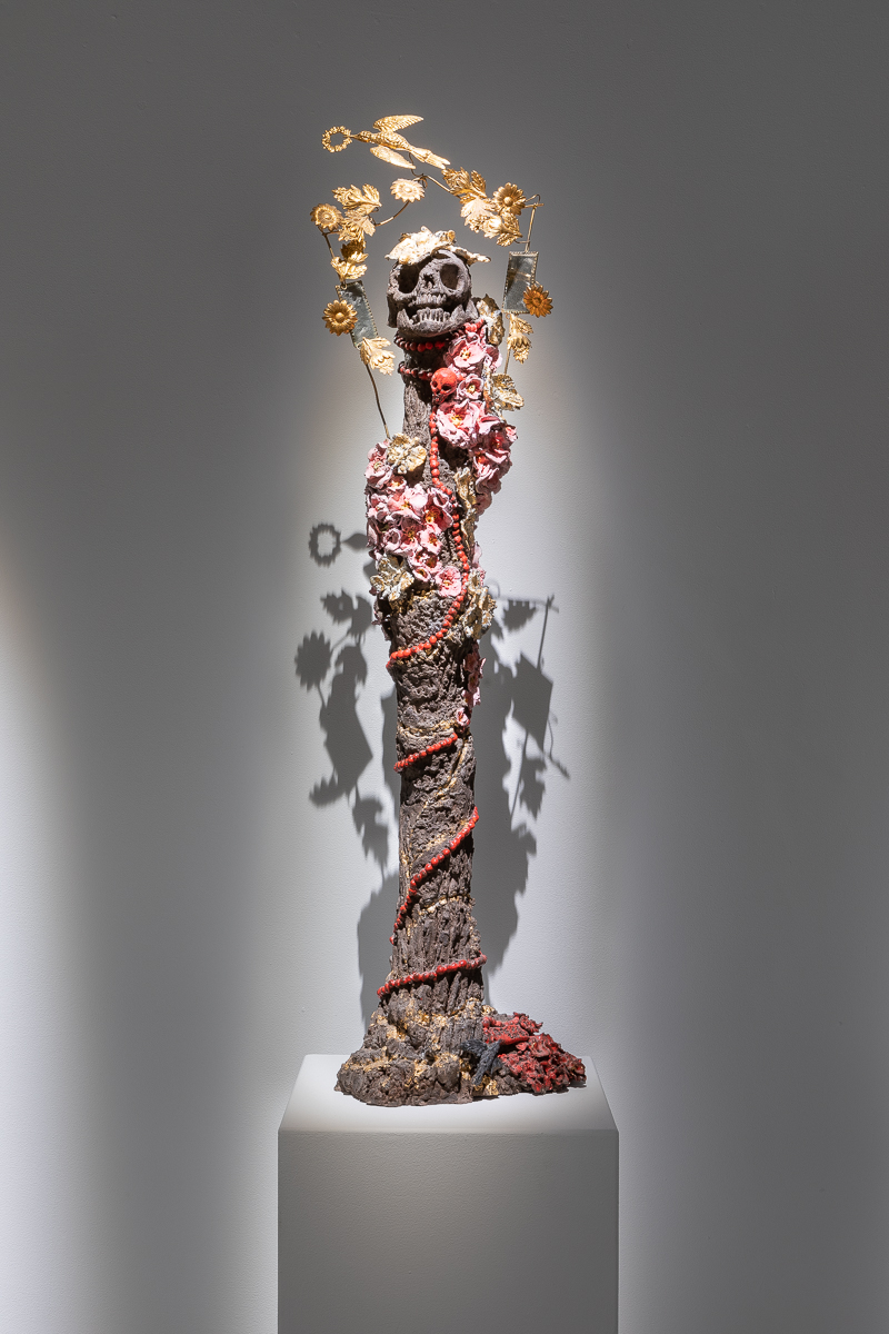 Narcisse (2013) Terre noire chamottée, technique mixte, 90 x 20 x 25 cm © Emilie Mathé Nicolas