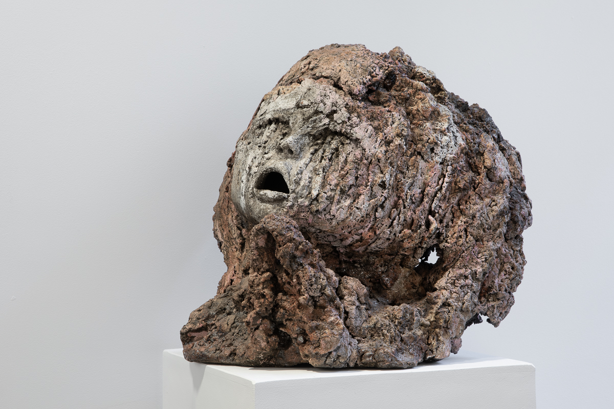 Prière (2008) Terre noire chamottée oxydée, emaillée, 45 x 45 x 45 cm © Emilie Mathé Nicolas