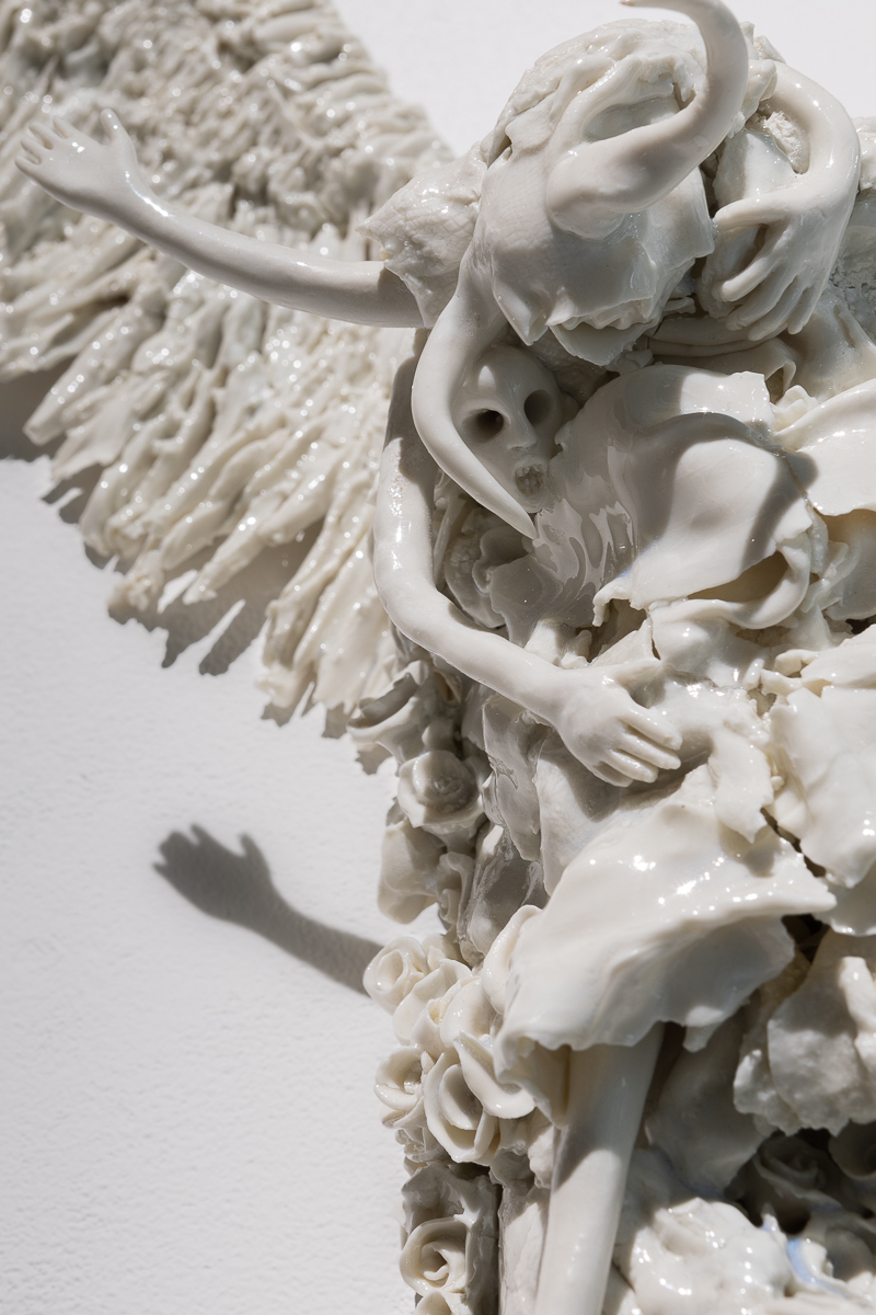 Envole moi (détail) 2019, Porcelaine émaillée, 130 x 90 cm © Emilie Mathé Nicolas