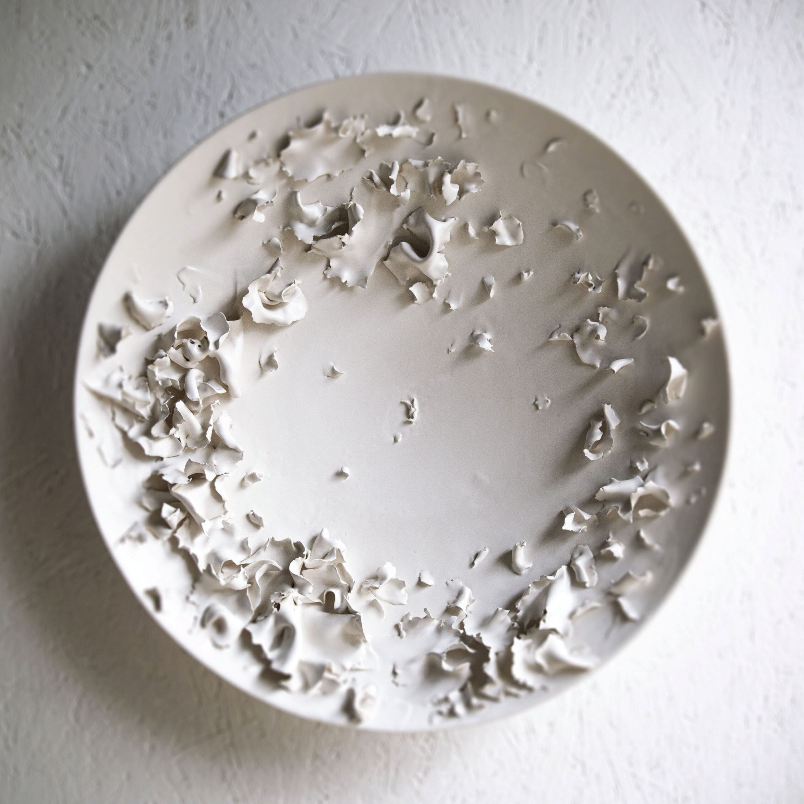 Efflorescence II (2020) Sculpture murale, Faïence émaillée, D 60cm