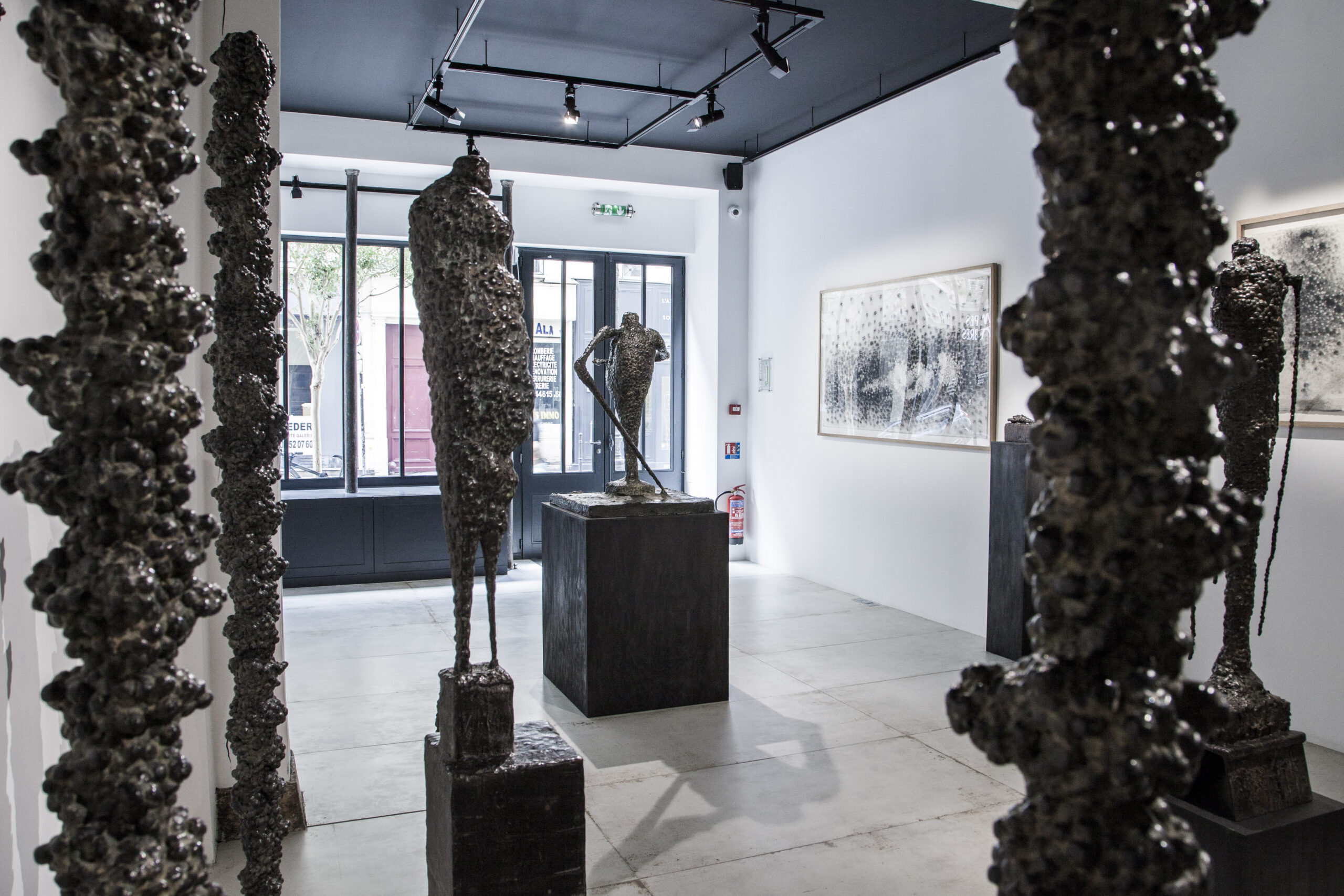 Vue de l'exposition Incarnations, dessins et sculptures © Loo & Lou Gallery