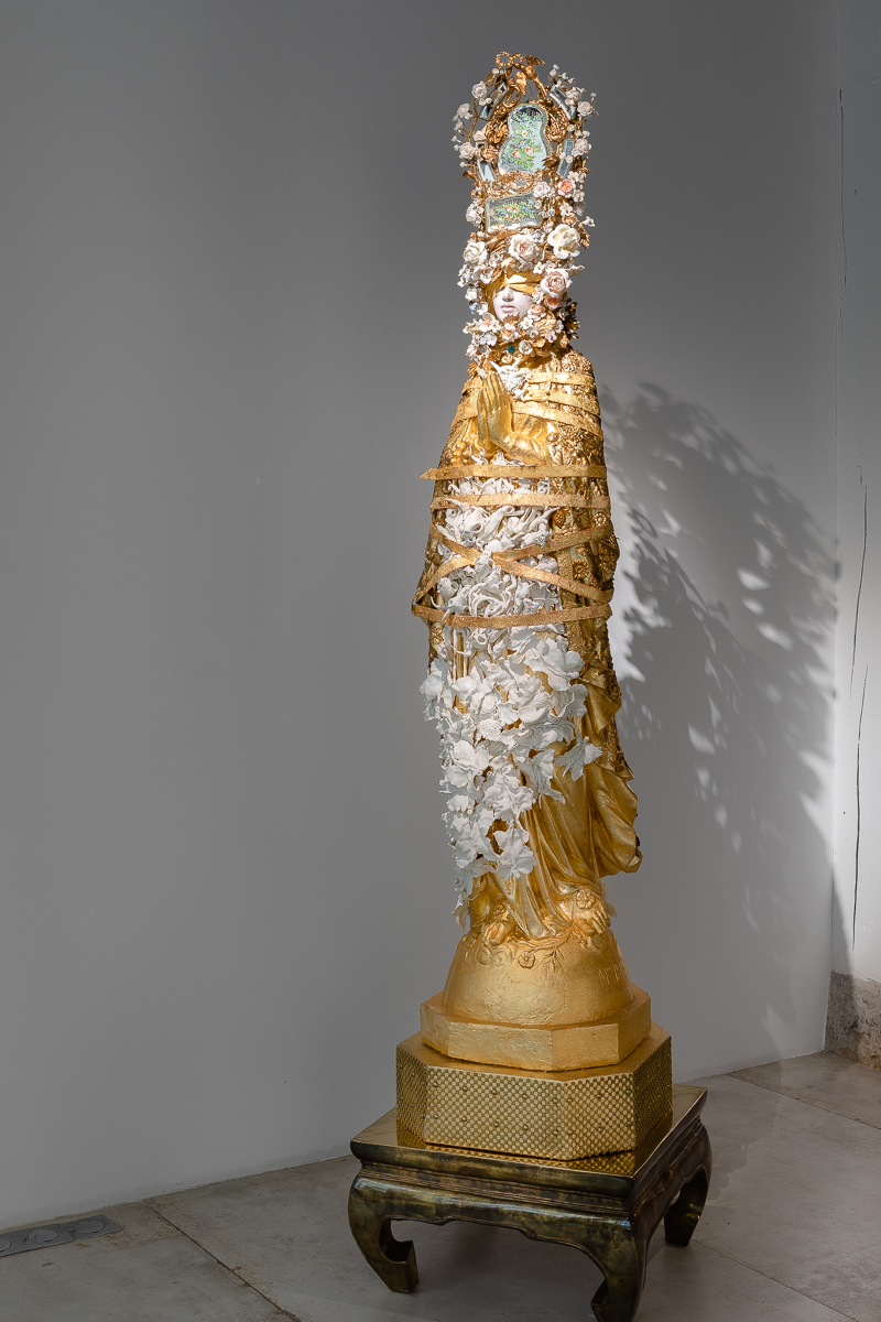 La Madonna Animale, 2020, porcelaine, feuille d’or, cuivre, plâtre, 187 x 43 x 42 cm © Emilie Mathé Nicolas