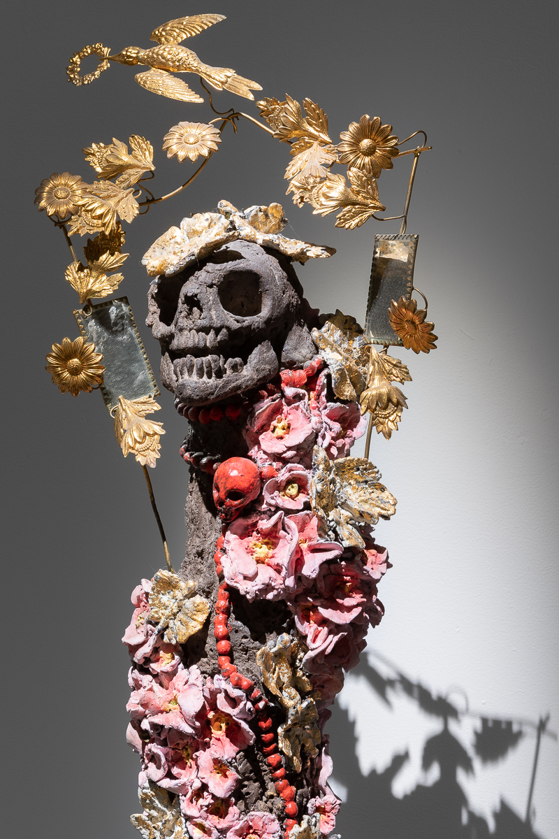 Narcisse 1 (détail), 2013, terre noire chamotée, 90 x 20 x 25 cm © Maculée Conception (détail),  2020, porcelaine, feuille d’or, cuivre, plâtre, 125 x 44 x 34 cm © Emilie Mathé Nicolas