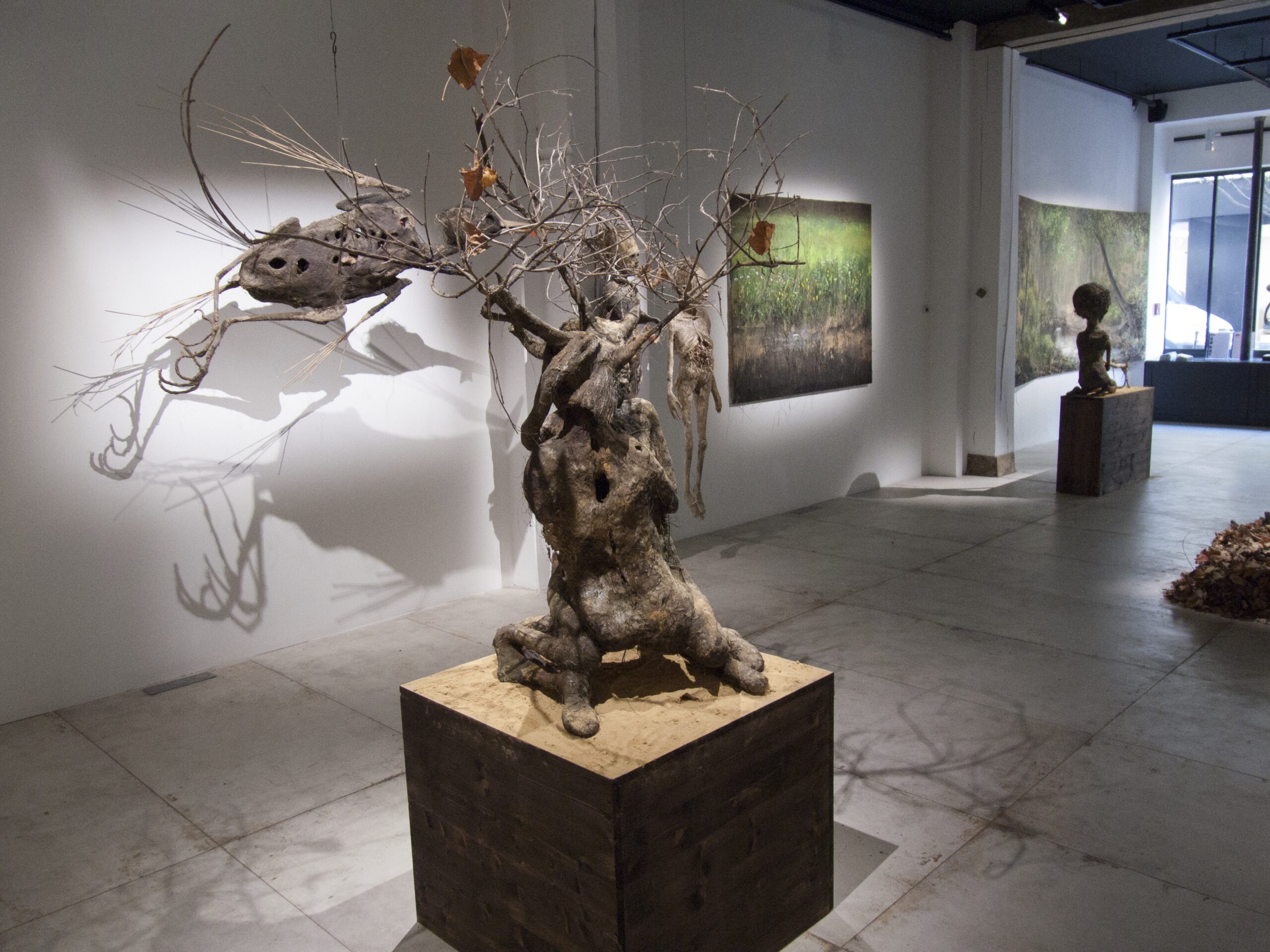 Vue de l'exposition "You And I Are Earth" d'Olivier de Sagazan © Loo & Lou Gallery