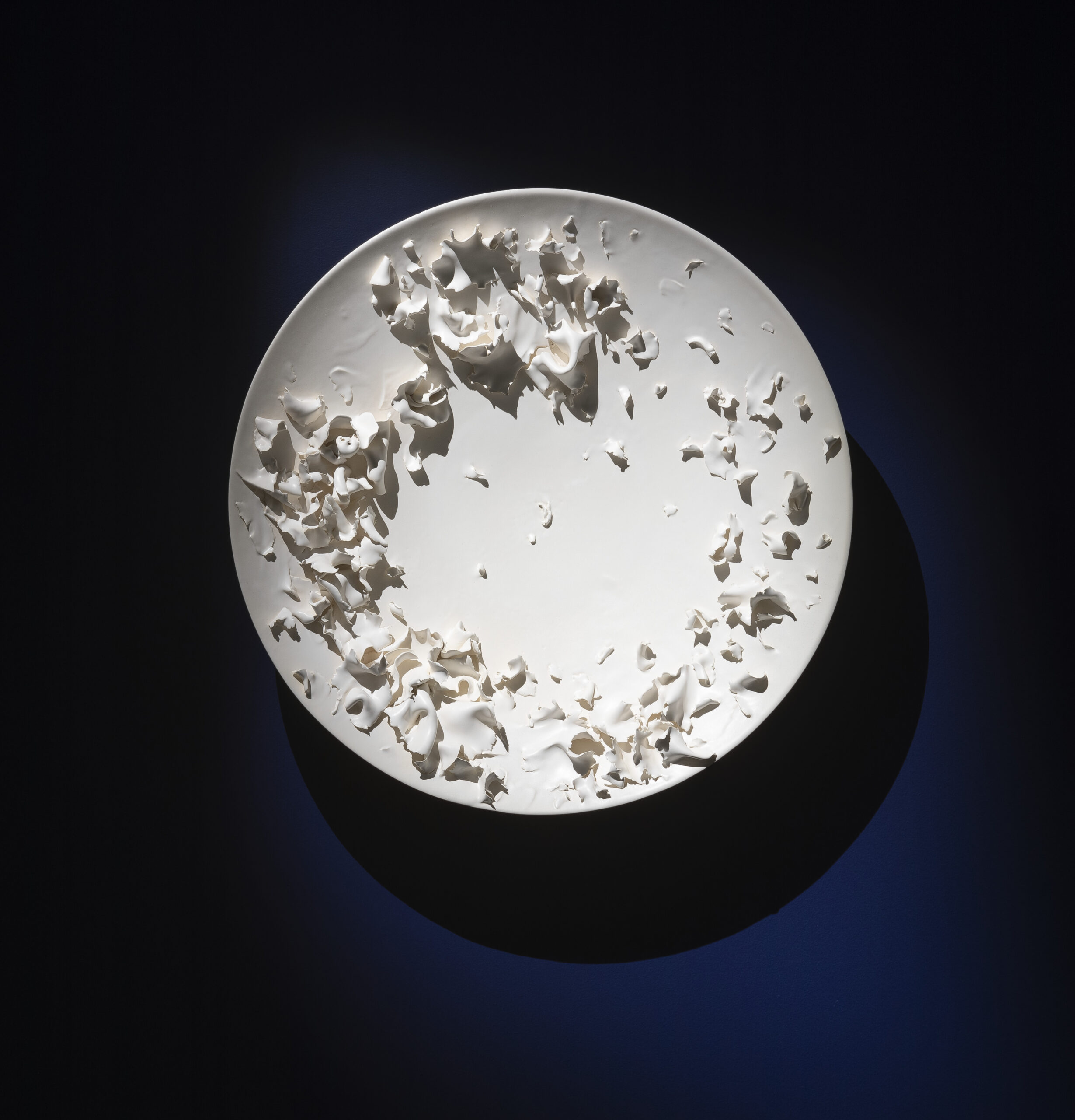 Efflorescence II, 2020, Sculpture murale, Faïence émaillée, D 60 cm