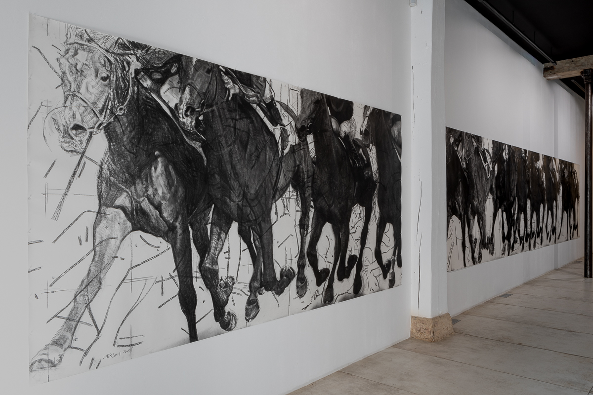 Vue d'exposition de Déferlante, Fusain sur papier, Assemblage de deux feuilles, 2021, 985 x 152 cm  | Image © F. Fontenoy