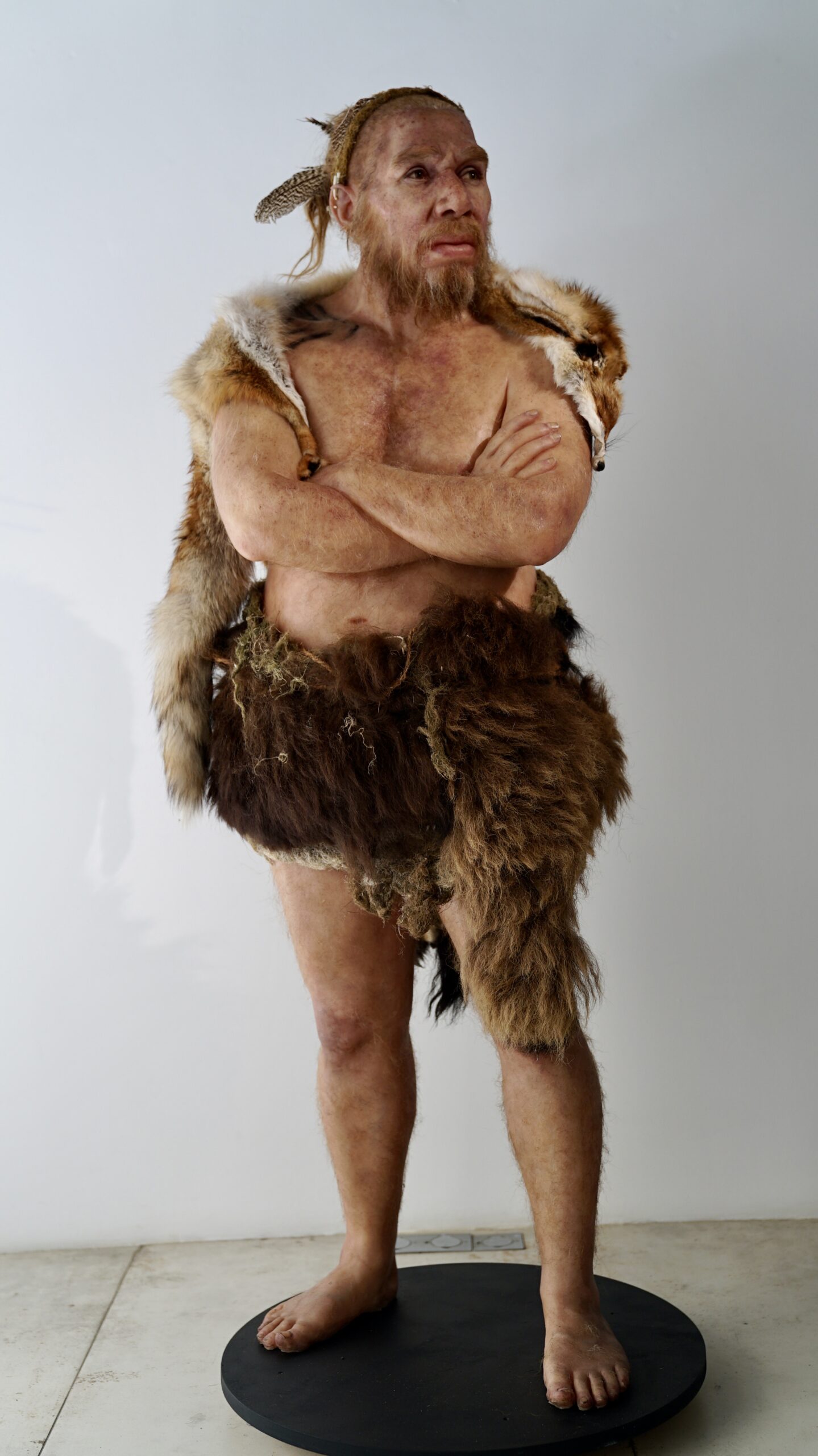 Néandertalien, 2017, Silicone, cheveux naturels, poils de yack, métal, bois, cuir, 180x60x60cm © François Benichou-Mahé