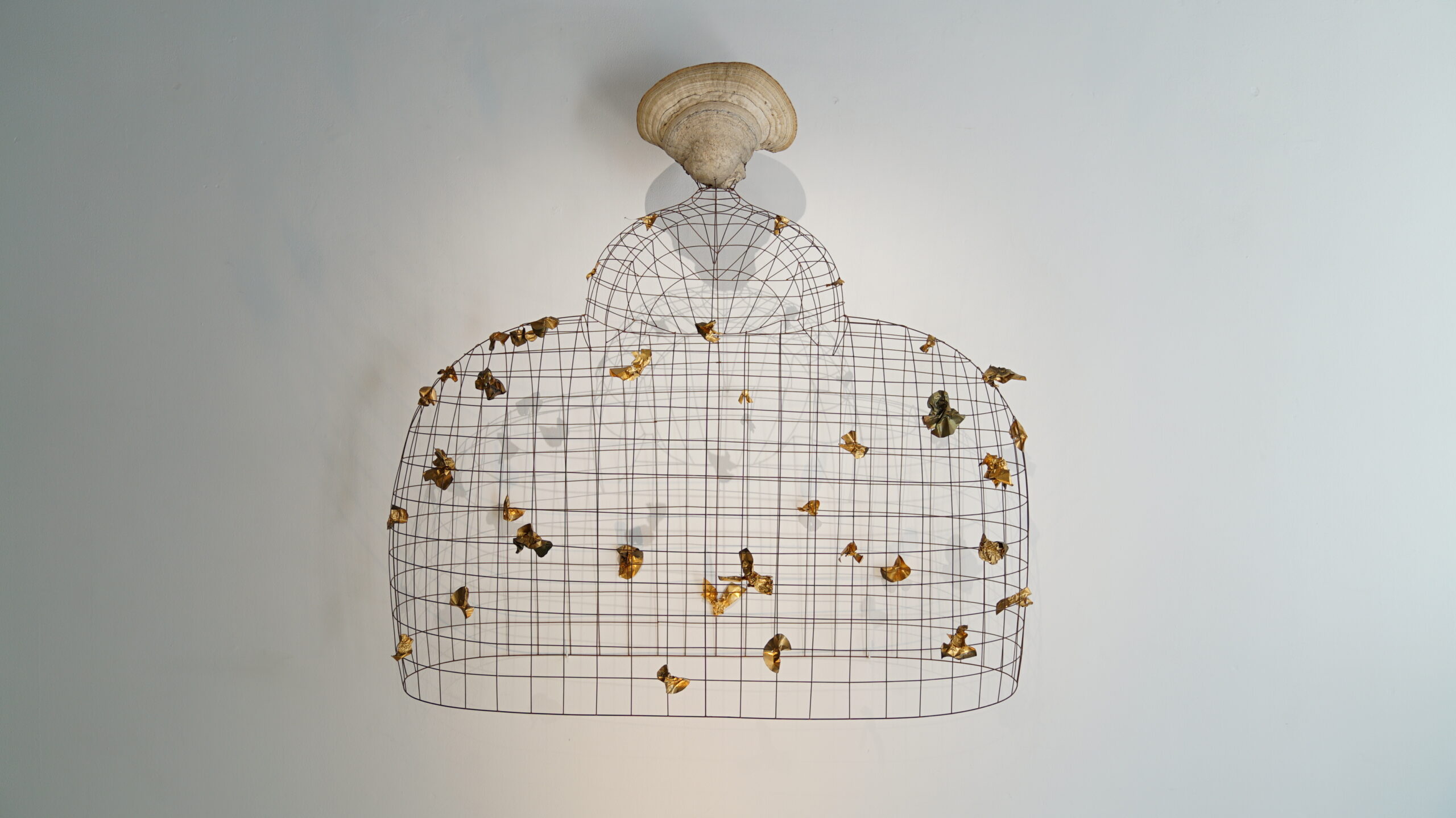 Ménine II, 2021, Métal, feuille de bronze, champignon stabilisé, 120x110x40cm © François Benichou-Mahé