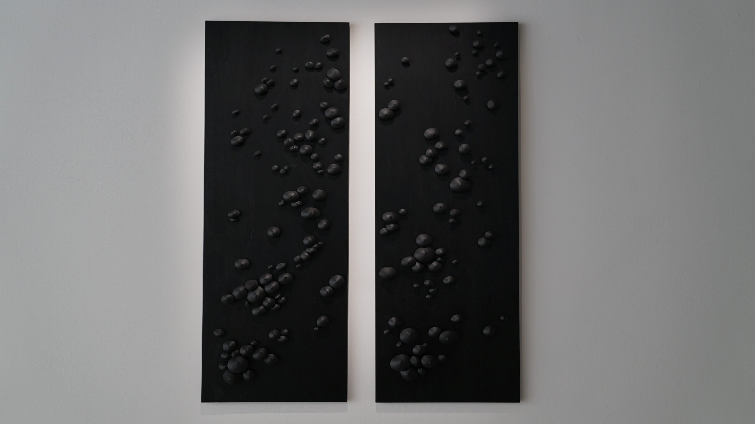 Carbone (diptyque), 2022, Bois, métal, jesmonite, 106x41cm chacun © François Benichou-Mahé