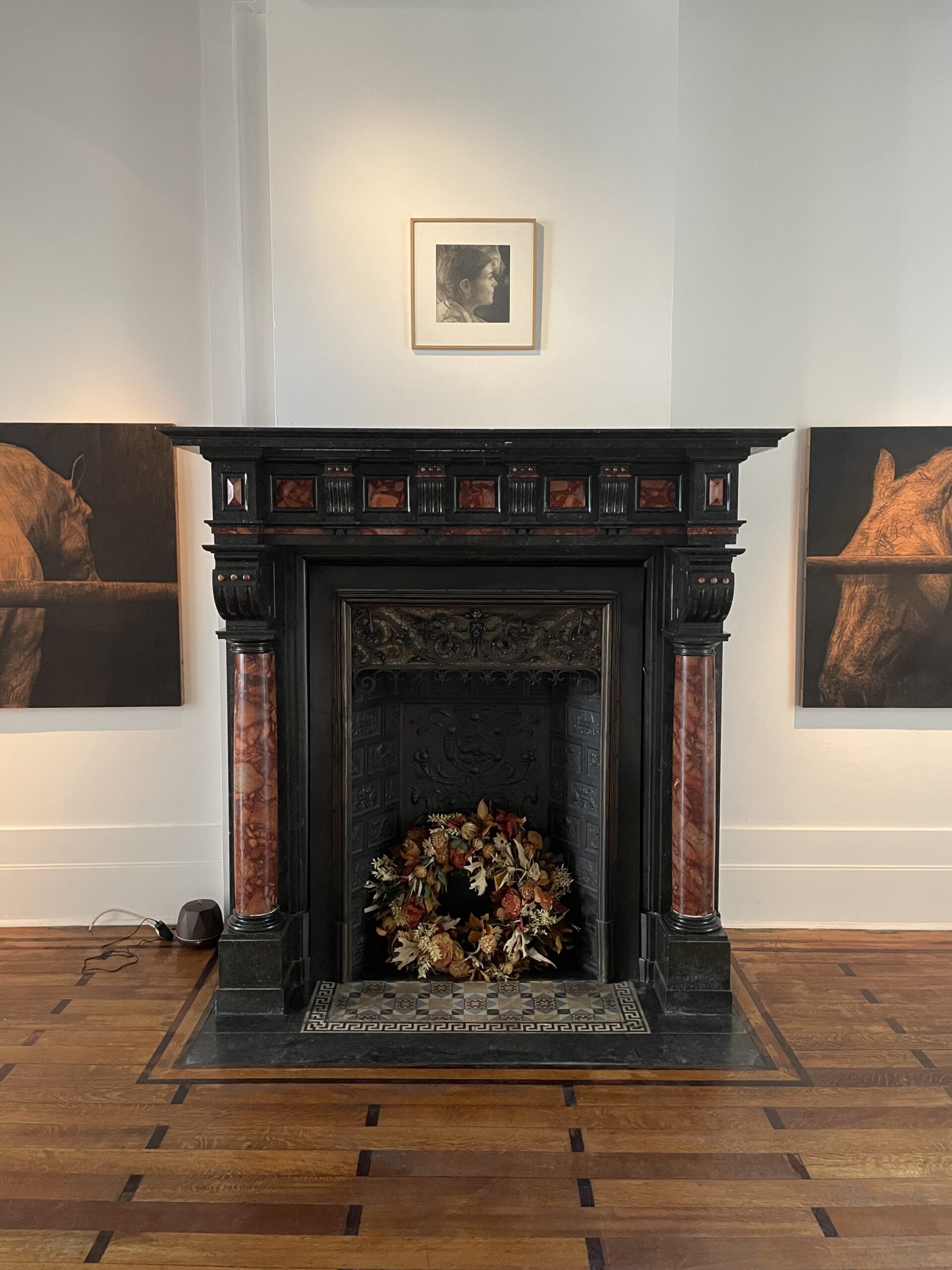 Vue de l'exposition au Cabinet de curiosités contemporain  Jonathan F. Kugel, 2024