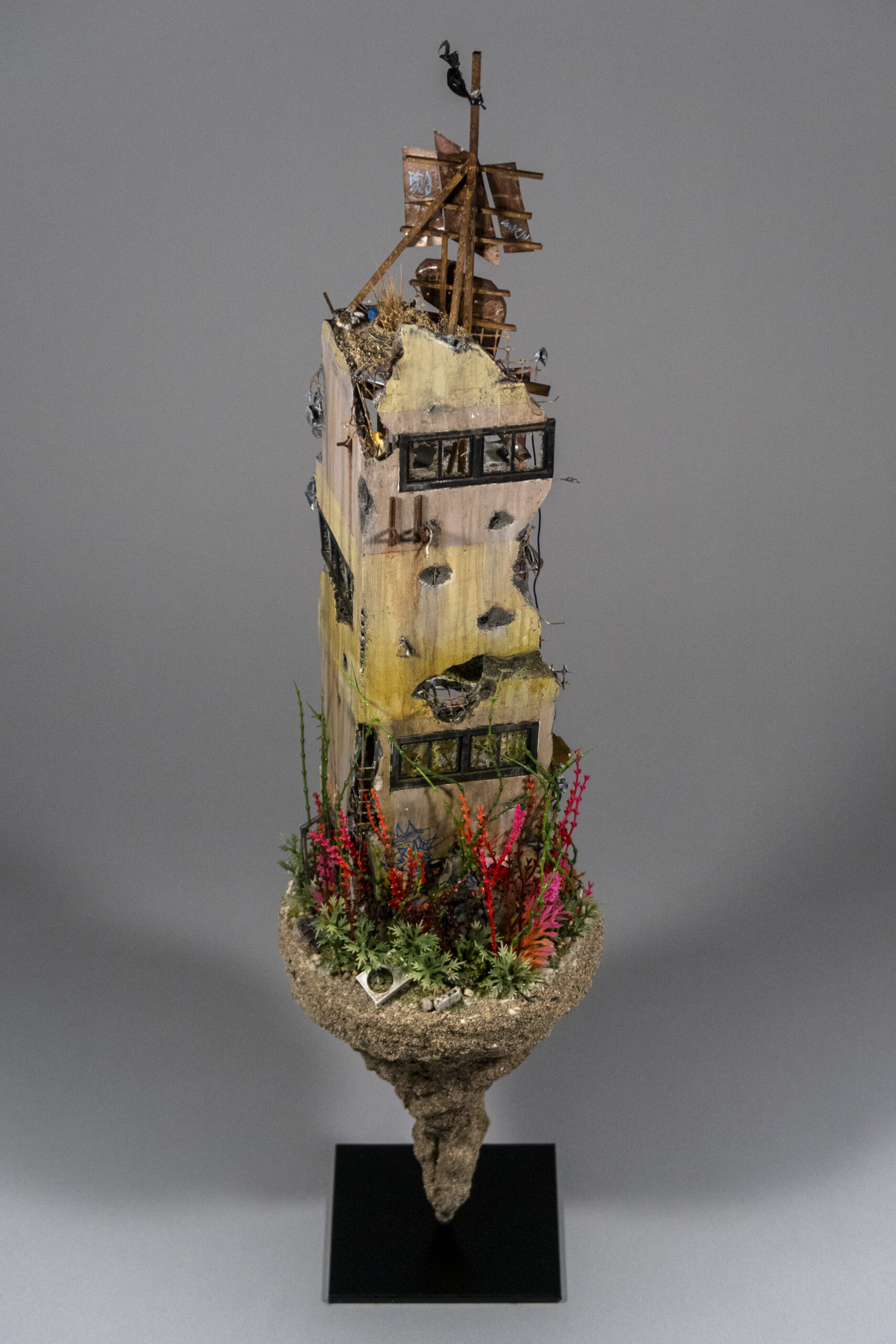 Ici La Paix, 2024, Technique mixte, 66 x 17 x 17 cm | © Simon Laveuve